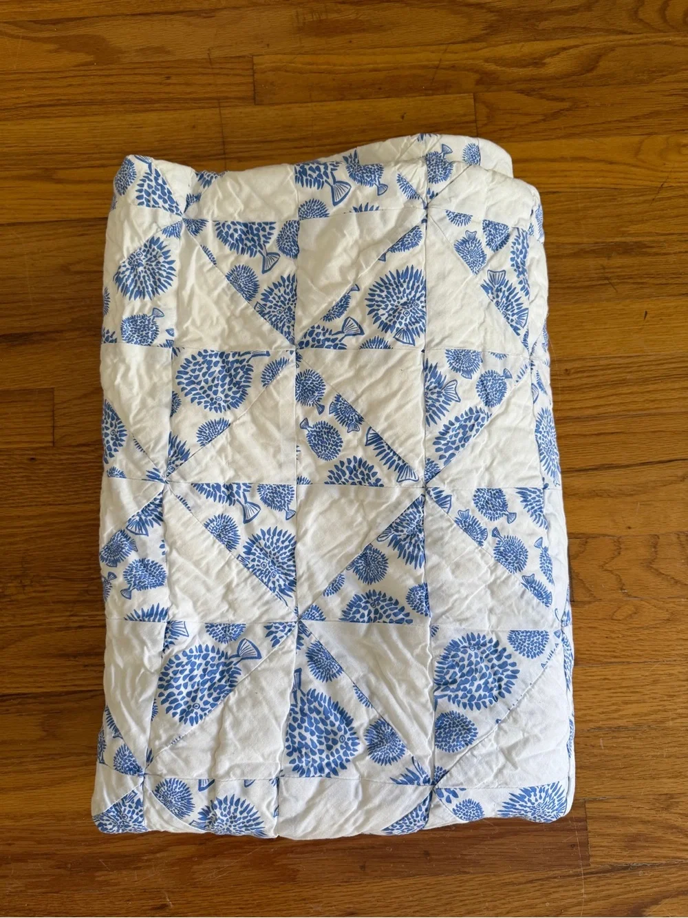 Lewis Home All Cotton Patchwork Quilt in Blowfish Pattern- Like New